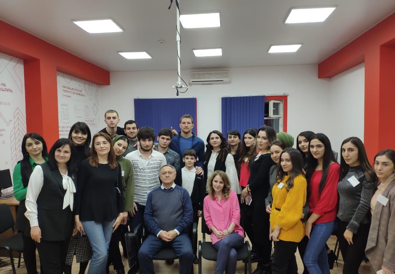 Известный российский боец Владимир Минеев встретился со студентами Университета «Синергия» в Махачкале