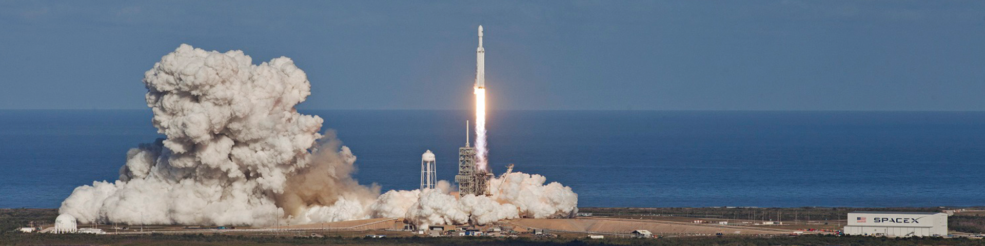 SpaceX запустила к МКС первый в истории частный пилотируемый корабль