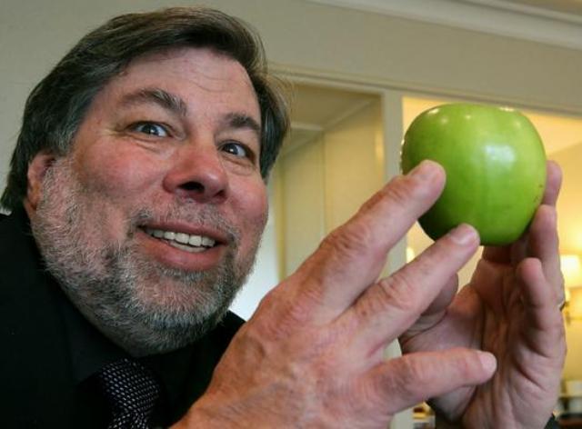 wozniak-with-an-apple-08487.jpg